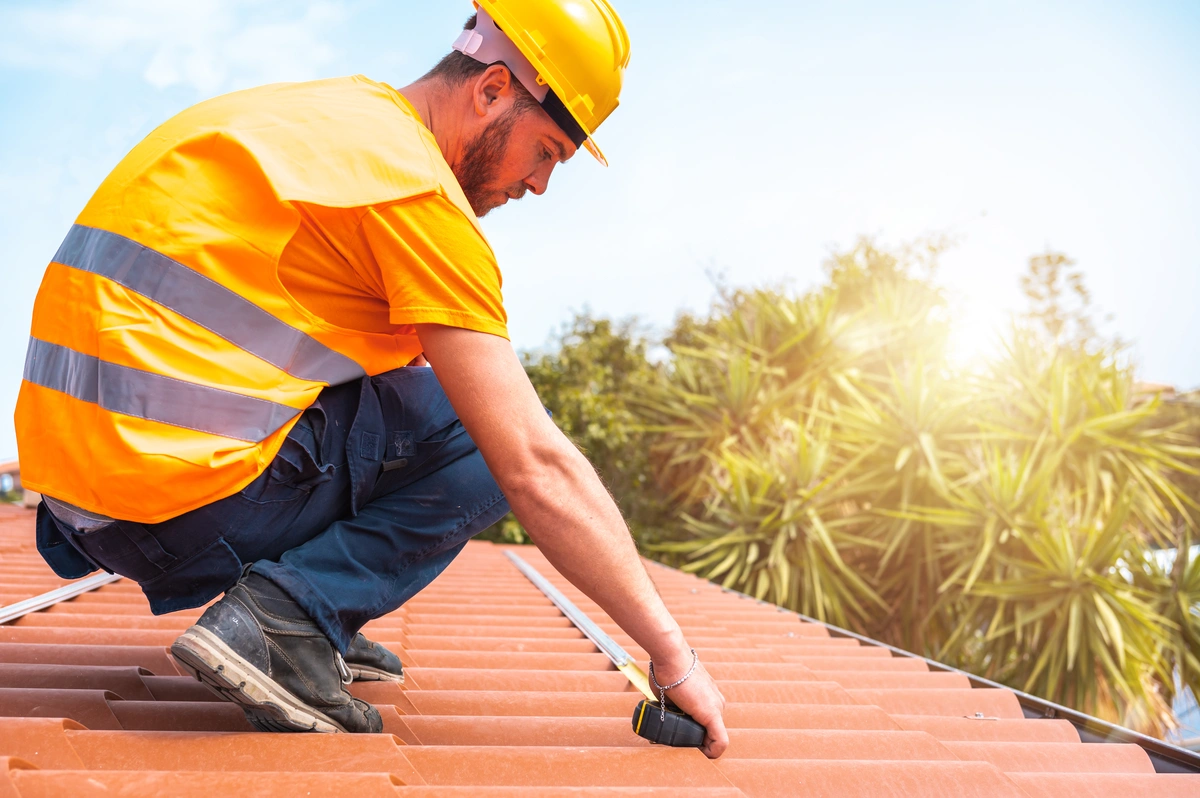 measure roof-using tape measure to measure roof
