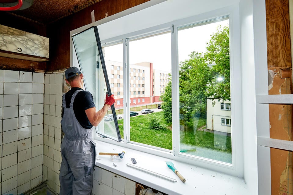 best replacement windows-tech installing new windows during construction