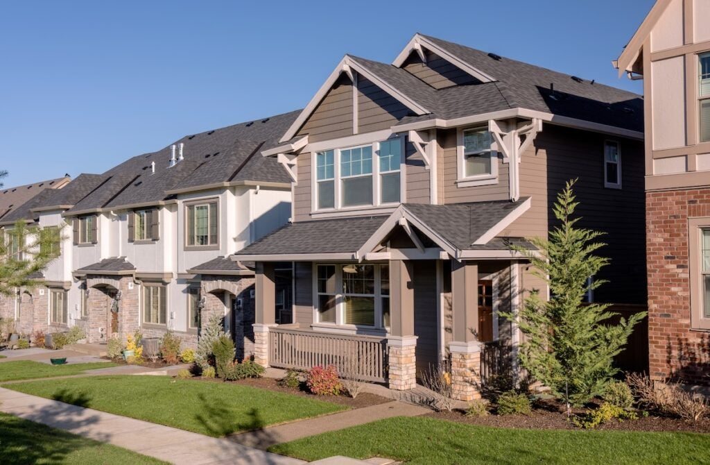 Row of houses in a neighborhood in Oregon.