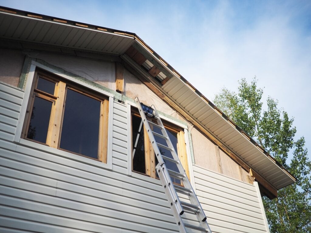 Construction of the frame house. Siding installation